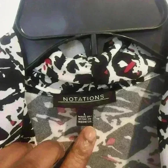 X117 Notation mock 2 piece black and red loose fit size large - Picture 6 of 8